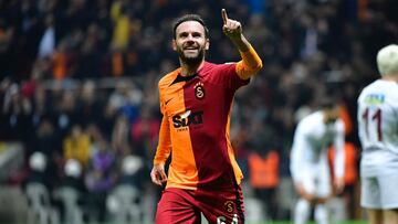 El español Juan Mata celebra uno de sus goles con el Galatasaray.