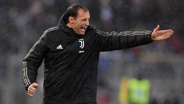 Allegri dando instrucciones durante el partido contra el Lazio en Roma.
