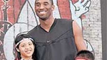 Kobe Bryant con dos niños en Taiwán.