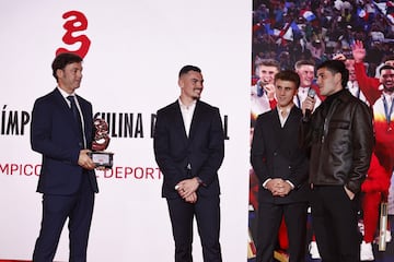 De izquierda a derecha, Santi Denia, Iturbe, Barrios y Camello en los Premios AS del Deporte 2024. 