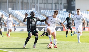 Fomeyen pugna con el goleador del Castilla Gonzalo.