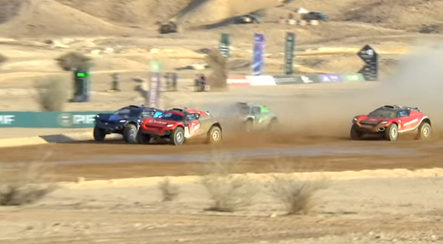 Toque entre el Acciona Sainz que pilotaba Laia Sanz y el KMS, durante la carrera de Extreme E.