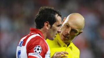 Godín habla con Howard Webb.