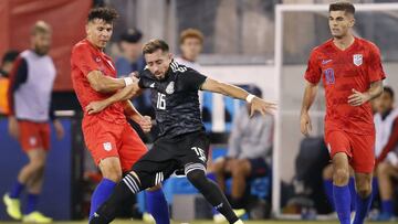 El centrocampista H&eacute;ctor Herrera rodeado de Alfredo Morales y Christian Pulisic, en el partido ante Estados Unidos. 