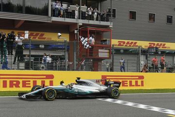 Lewis Hamilton cruzando la línea de meta en el Gran Premio de Bélgica. 