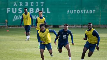 Nianzou, a la derecha, con la sub 21 francesa.