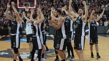 Los 'hombres de negro' celebran el triunfo ante Melilla