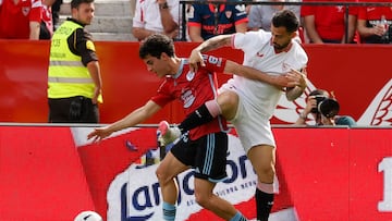 Hugo ?lvarez intenta zafarse de Suso durante el partido disputado contra el Sevilla en el S¨¢nchez Pizju¨¢n.