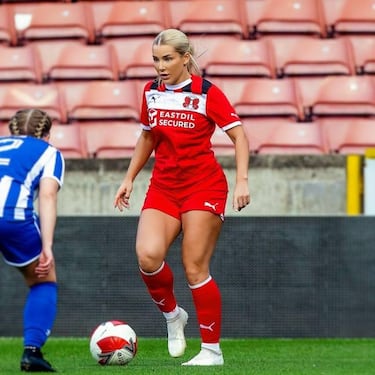 En 2020 fue despedida de su equipo, el Charlton Athletic, tras subir unos vídeos conduciendo ebria. Tras su despido, comenzó a subir contenido multimedia a la plataforma. A pesar de su éxito en OnlyFans, Madelene Wright nunca perdió el amor por el fútbol. Llegados a finales del verano de 2024, la futbolista ha sorprendido a todos al anunciar su regreso a los terrenos de juego al fichar por el Chesham United FC Women.