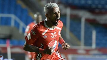 Y&eacute;sus Cabrera celebra el primer gol del Am&eacute;rica frente a Santa Fe en lafinal de ida de la Liga BetPlay