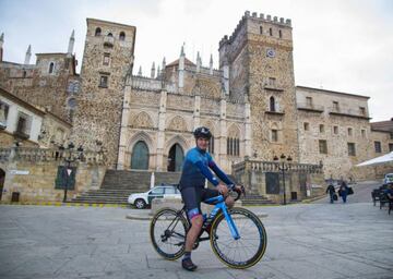 Santi Blanco, frente al Monasterio de Guadalupe.