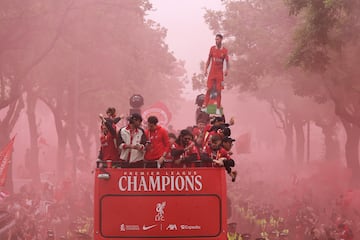 La ciudad de Liverpool volcada con el conjunto Red tras conseguir el vig¨¦simo titulo de liga de su historia.