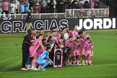 Jordi Alba posa con sus compañeros y su familia durante la ceremonia de retiro tras el partido entre el Inter Miami CF y el Atlanta United de la MLS en el Chase Stadium.
