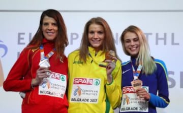 Ruth Beitia en el podio posa con la medalla de plata. Le acompañan Airine Palsyte, medalla de oro, y Yuliya Levchenko, medalla de bronce. 