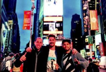 Aguero junto a sus compañeros de equipo Pablo Zabaleta y Javi García en Times Square.
