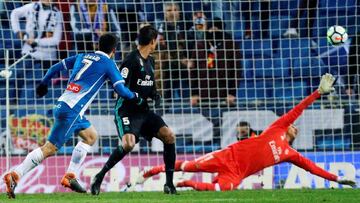 GRAF1175. CORNELLÁ (BARCELONA), 27/02/2018.- El delantero del RCD Espanyol Gerard Moreno (i) dispara a puerta para conseguir el primer y único gol del partido ante el Real Madrid, durante el encuentro de la vigésimo sexta jornada de L