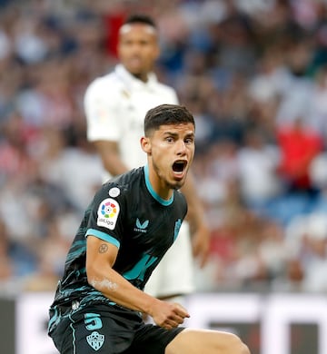 El centrocampista argentino del Almería, Robertone, celebra el segundo gol del Almería al Real Madrid. 