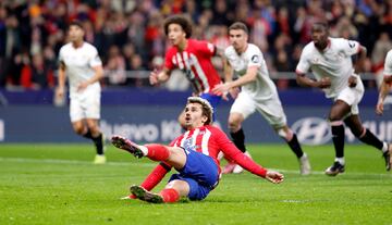 Antoine Griezmann en el momento del impacto su pie de apoyo resbala y manda el balón a las nubes.