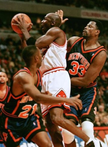 La Gran Manzana contra la Ciudad del Viento. Una rivalidad que tuvo su momento de grandeza a principios de los años 90. De 1989 a 1996, Knicks y Bulls se enfrentaron en siete ocasiones en playoffs, con Chicago vencedora en seis ocasiones. Con Ewing, Oakley y Starks, los aficionados de la Gran Manzana soñaban con recuperaban glorias pasadas con un juego agresivo físico y duro ante los Bulls, pero Jordan siempre tuvo otros planes con actuaciones tan soberbias como sus 55 puntos en el Madison a la vuelta de su retiro.