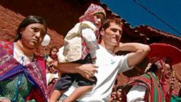 <b>ÍDOLO DE MASAS. </b>Casillas fue recibido como un héroe por las familias peruanas.