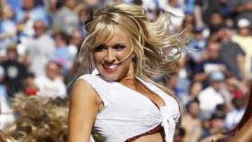 <b>Alegría y pompones en la NFL</b> Ni esta joven es una colegiala ni dio el estirón con el traje puesto. Es una cheerleader en un partido de la NFL, tal y como se puede apreciar, tras recorrer minuciosamente la imagen, por los pompones dorados.