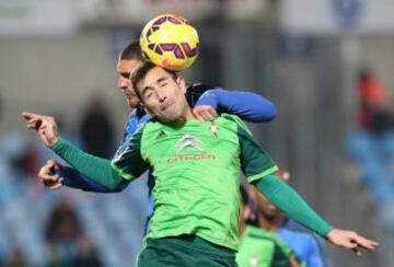 El defensa del Getafe Álvaro Arroyo salta por el balón con el brasileño Charles Barbosa.