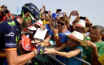 Alejandro Valverde firmando autógrafos antes del inicio de la décima etapa.