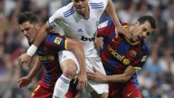 <b>IMPERIAL. </b>Pepe supera la presión de Villa y Busquets en el Clásico de Liga del 16 de abril.