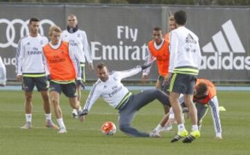 Odegaard observa a Jesé que cae al suelo.