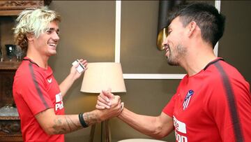 Griezmann saludando a Gait&aacute;n a su llegada a la concentraci&oacute;n.