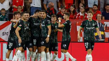 SEVILLA, 12/09/2025.- El delantero del Elche Rafa Mir (3-i) celebra con sus compañeros tras marcar el 1-2, durante el partido de la cuarta jornadade LaLiga EA Sports que Sevilla FC y Elche CF disputan este viernes en el estadio Ramón Sánchez-Pizjuán de la capital andaluza. EFE/Julio Muñoz