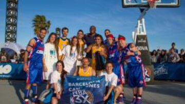 Algunos de los ganadores en Barcelona posan con Horace Grant y con los Detroit Pistons Flight Crew.