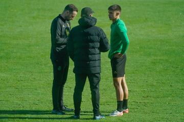 La semana comenzó con una charla sobre el césped de José Alberto y Pablo Álvarez para transmitirle confianza a Mario García.