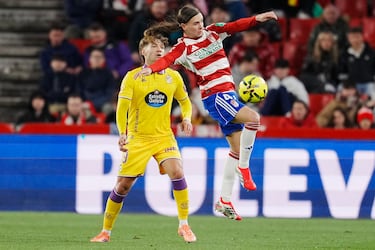 La goleada del Granada se inició con un golazo de Izan González. El centrocampista del conjunto nazarí no se lo pensó dos veces para conectar un potente disparo desde fuera del área. Imparable.