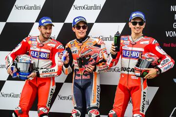 Andrea Dovizioso , Marc Márquez  y Jorge Lorenzo posan en el pódium del Red Bull Ring. 