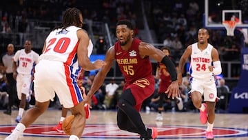 DETROIT, MICHIGAN - OCTOBER 27: Donovan Mitchell #45 of the Cleveland Cavaliers drives past Chaz Lanier #20 of the Detroit Pistons during the second half at Little Caesars Arena on October 27, 2025 in Detroit, Michigan. NOTE TO USER: User expressly acknowledges and agrees that, by downloading and or using this photograph, User is consenting to the terms and conditions of the Getty Images License Agreement. Gregory Shamus/Getty Images/AFP (Photo by Gregory Shamus / GETTY IMAGES NORTH AMERICA / Getty Images via AFP)