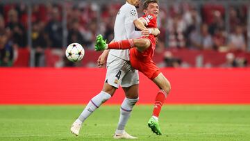 Ronald Araujo y Thomas Müller.