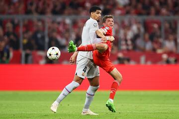 Ronald Araujo y Thomas Müller.