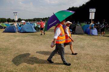 Los encargados de seguridad se pasean por la acampada de los asistentes.