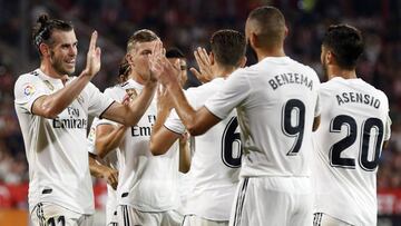 Bale felicita a Benzema tras hacer el 1-4 al Girona. 