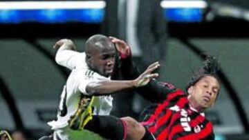 <b>JUEGO TRABADO. </b>El alemán Felix Brych permitió que el juego fuese demasiado rudo y no sancionó numerosas faltas. Sí señaló la de la imagen de Lass a Ronaldinho.