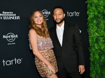 Chrissy Teigen y John Legend durante la alfombra roja de los Sports Illustrated Swimsuit celebrada en el Hard Rock Hotel de Nueva York.