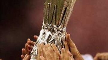 <B>ÉXITO.</B> Los jugadores del equipo español elzan la copa que les acredita como flamantes campeones.