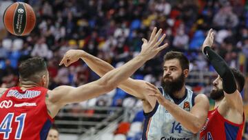 Nikita Kurbanov y Tornike Shengelia, del CSKA Moscú, defiende al pívot del Valencia Basket Bojan Dubljevic.