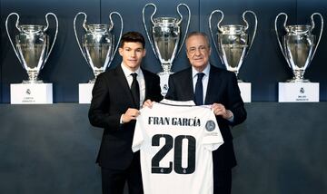 El jugador nacido en Bola?os de Calatrava, un municipio espa?ol de la provincia de Ciudad Real, llevar¨¢ el '20' a la espalda. Recoge el testigo de Vinicius, que ha pasado al 7.