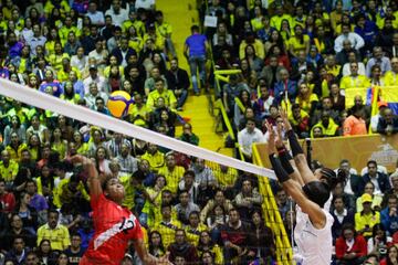 La Selección Colombia de voleibol detonó alegría en el Coliseo El Salitre al ganarle a Perú 3-0. El país sueña con un cupo a Tokio que se define contra Argentina.