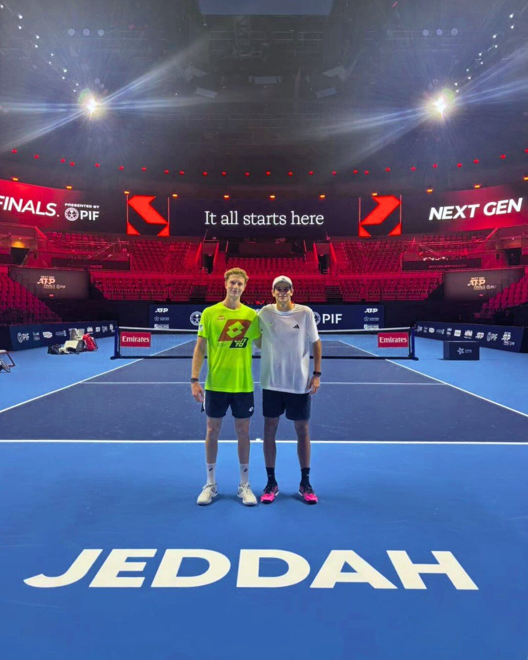 Los tenistas españoles Martín Landaluce y Rafa Jódar posan tras un entrenamiento antes de las NextGen ATP Finas de Yeda (Arabia Saudí)