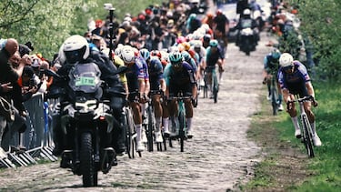 El pelotón de cabeza recorre el tramo adoquinado de la 'Trouée d’Arenberg'.