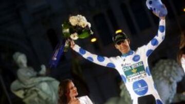 Omar Fraile celebra su triunfo en el Premio de la Monta&ntilde;a en el podio de Madrid