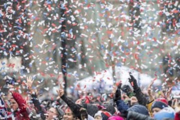 Alegría desbordada en las calles de Boston durante el desfile de la victoria de los Patriots.